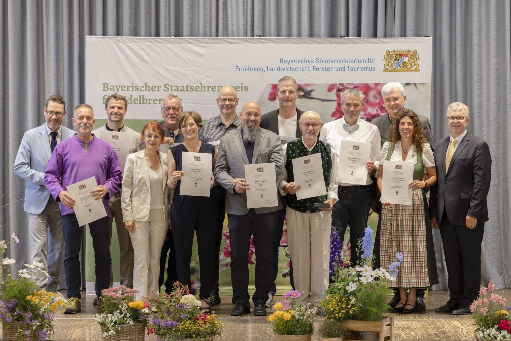 Gruppenfoto prämierter Gewinnerinnen und Gewinner 2024